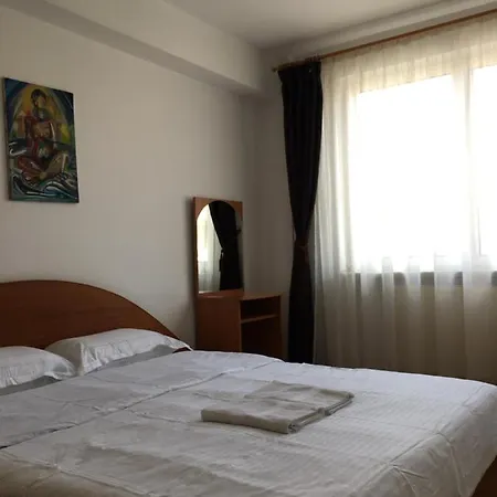 Bright Near City Center * Брашов
